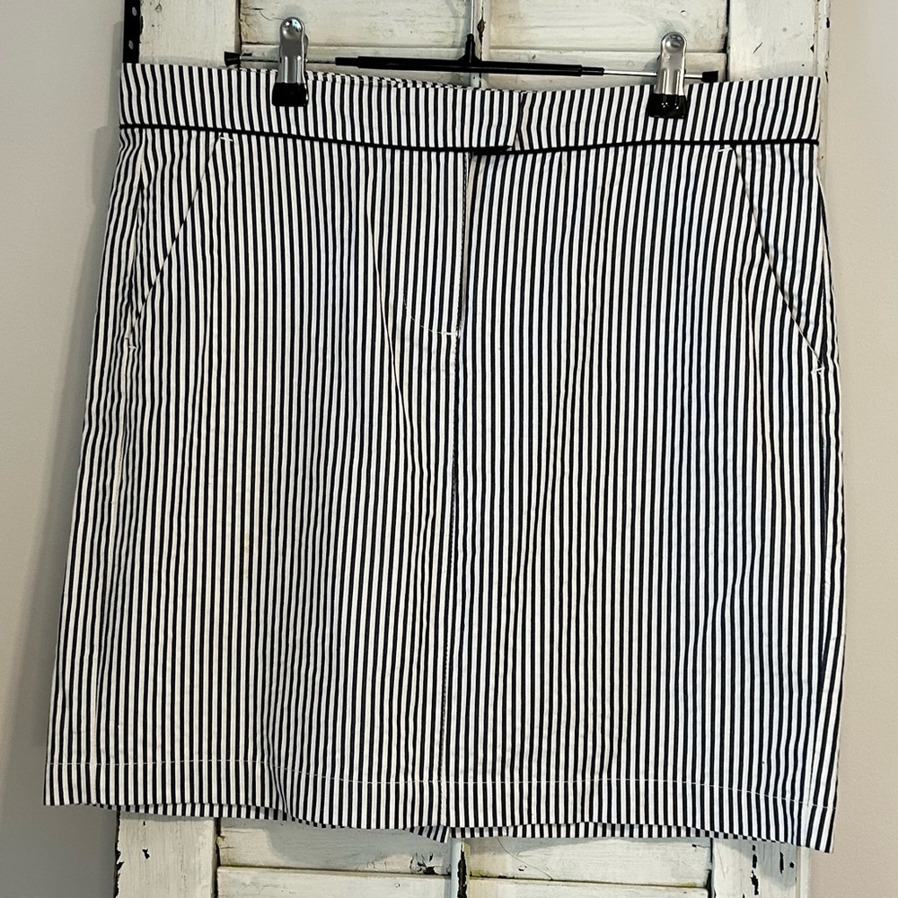 Tommy Hilfiger striped mini skirt with pockets and slit size 10 blue & white